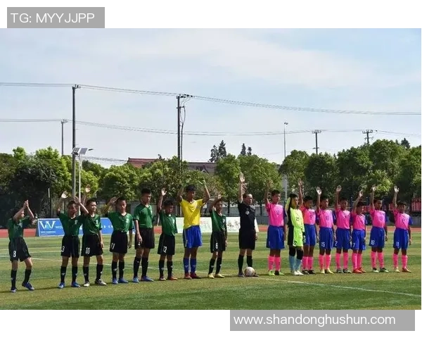 足球明星在海边尽显风采的硬照集锦，展现运动与自然的完美结合